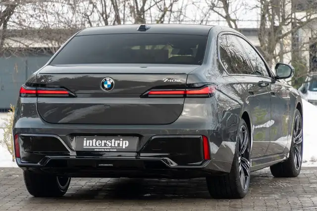BMW 7 Series view 6