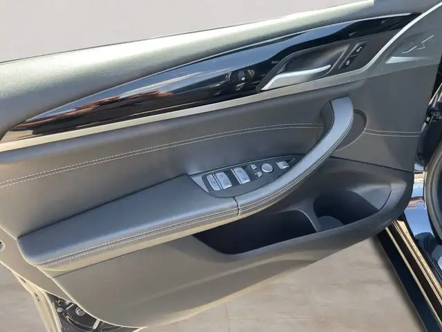 BMW X4 view 12