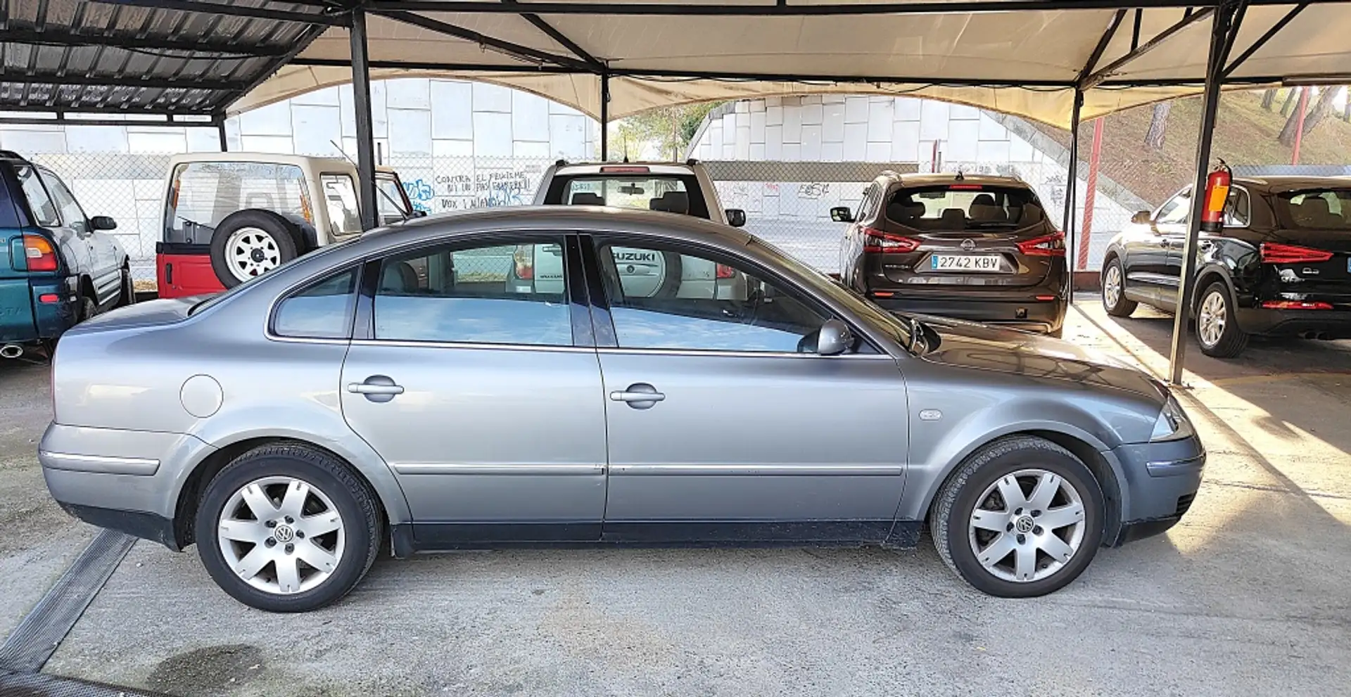 Volkswagen Passat 1.9TDI Highline Gris - 2