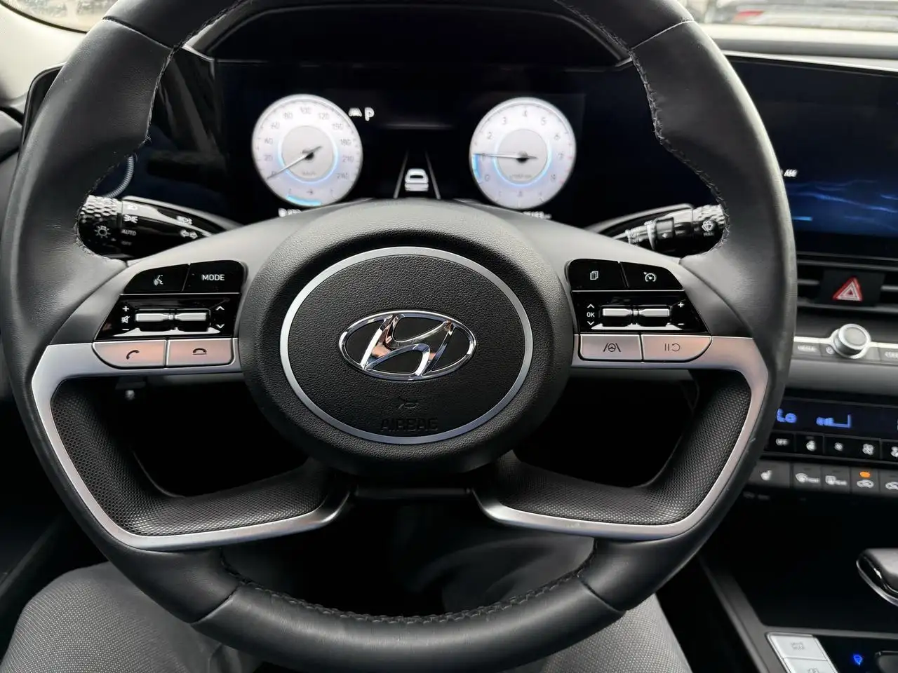 Hyundai ELANTRA снимка Hyundai ELANTRA