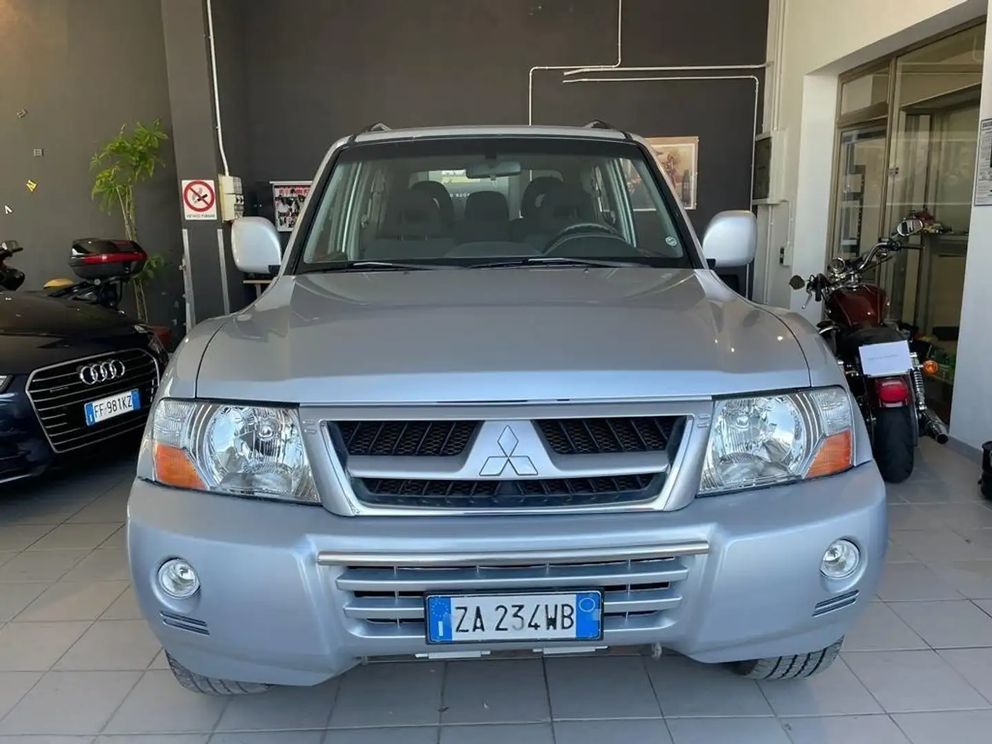 Mitsubishi Pajero Pajero 3p 3.2 tdi 16v di-d Invite srebrna - 2