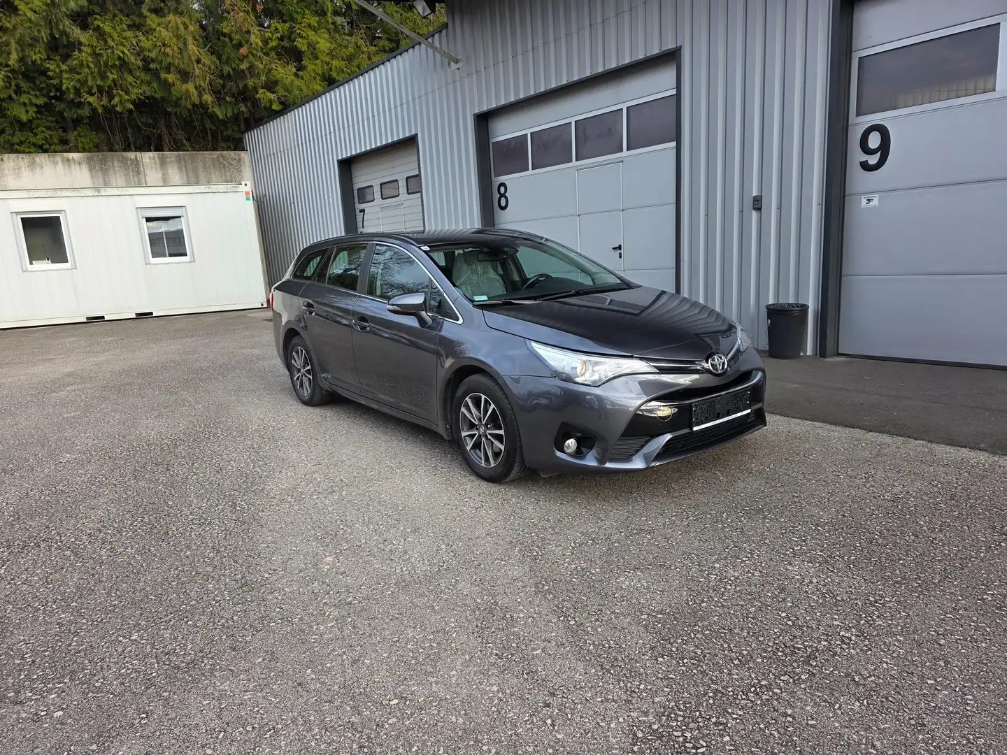Toyota Avensis 1,6 D-4D Touring sport Grau - 2