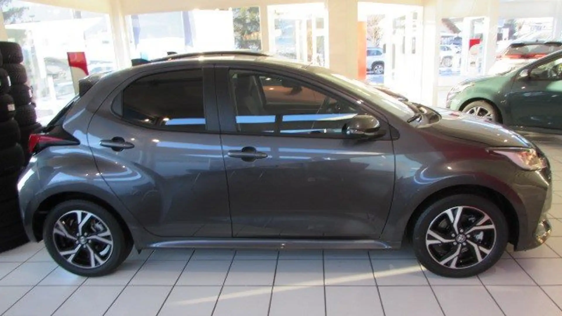 Toyota Yaris 1,5 Hybrid Teamplayer +Technikpaket Grau - 2