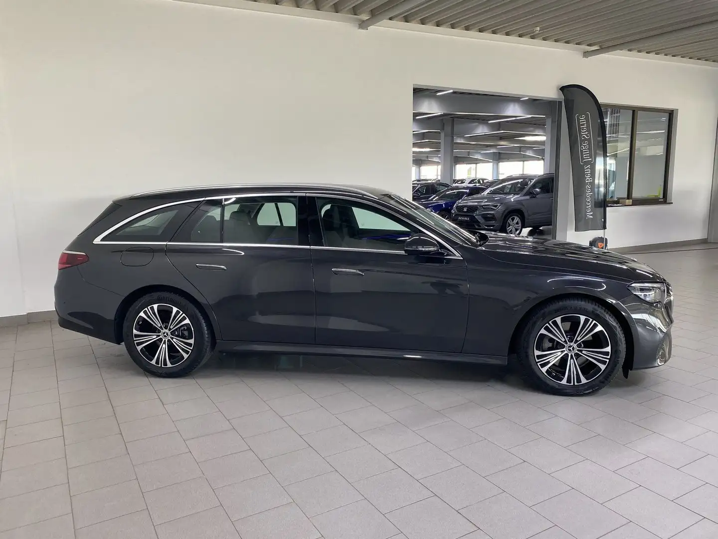 Mercedes-Benz E 220 T d 4M AVANTGARDE DIST+LED+KEY+AHK+KAM+NAV Grau - 2