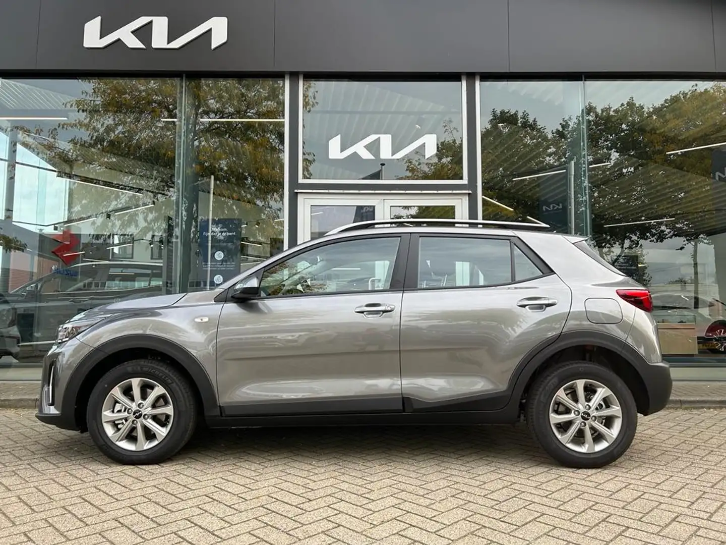 Kia Stonic 1.0 T-GDi MHEV DynamicLine Nieuw! Uit voorraad lev Grijs - 2
