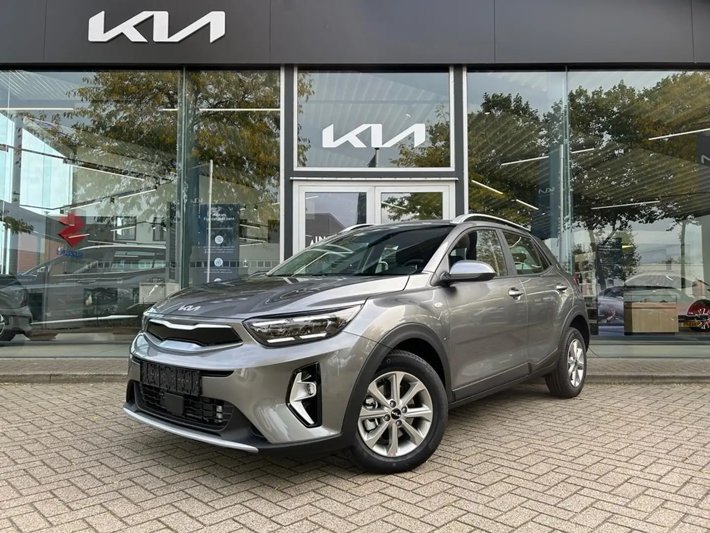 Kia Stonic 1.0 T-GDi MHEV DynamicLine Nieuw! Uit voorraad lev Grijs - 1