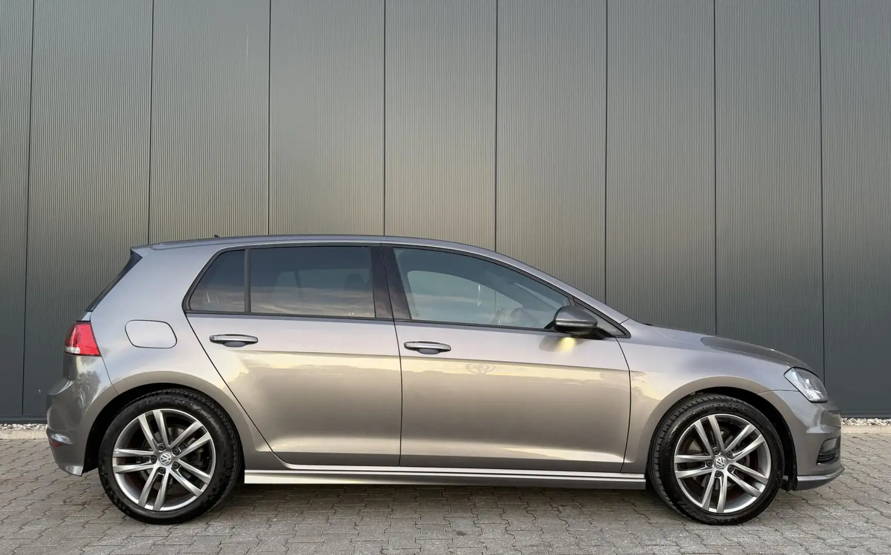 Volkswagen Golf 1.4 TSI R-LINE ACT 150PK DSG Automaat Grau - 2