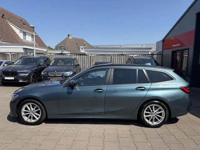 BMW 3 Series view 4