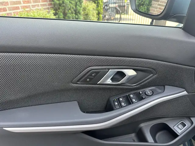BMW 3 Series view 3