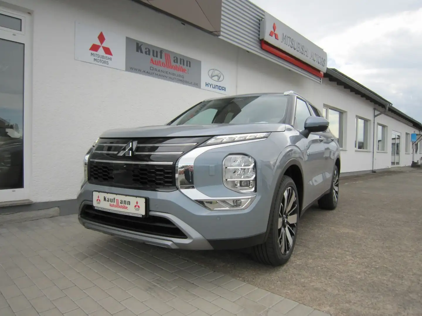 Mitsubishi Outlander 2.4L PHEV Intro Edition Szary - 1
