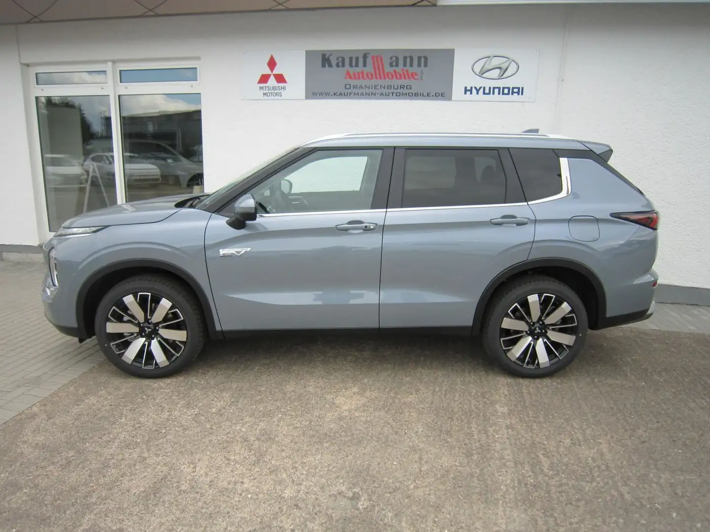 Mitsubishi Outlander 2.4L PHEV Intro Edition Szary - 2
