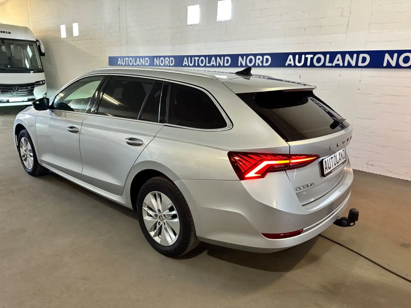 Skoda Octavia 2.0TDI Ambition DSG*R.Cam*PDC*LED*AHK*SH Zilver - 2