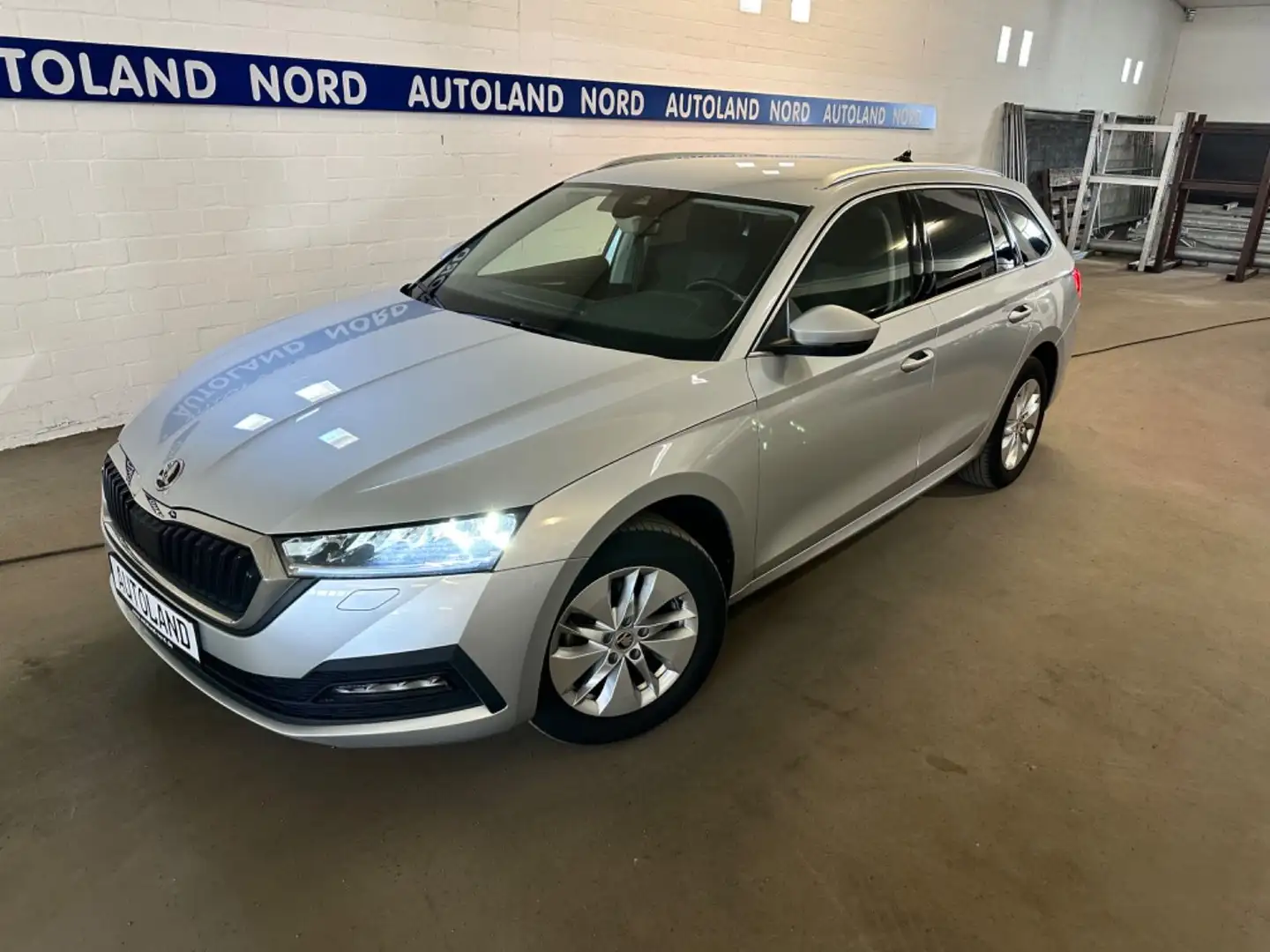 Skoda Octavia 2.0TDI Ambition DSG*R.Cam*PDC*LED*AHK*SH Zilver - 1