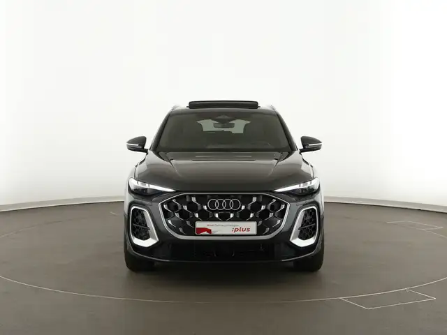 Audi SQ5 view 3