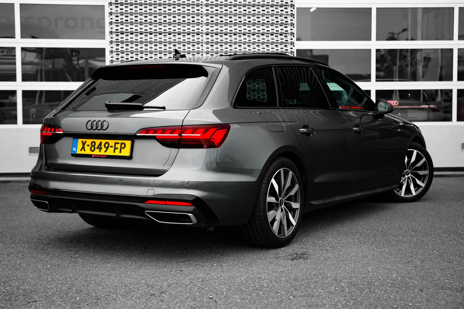 Audi A4 Avant 35 TFSI S edition Competition | Elektrisch g Gris - 2