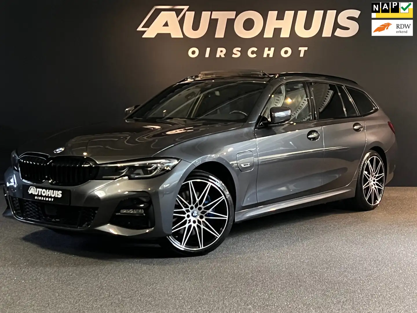 BMW 330 3-serie Touring 330e xDrive High Executive Edition Grijs - 1