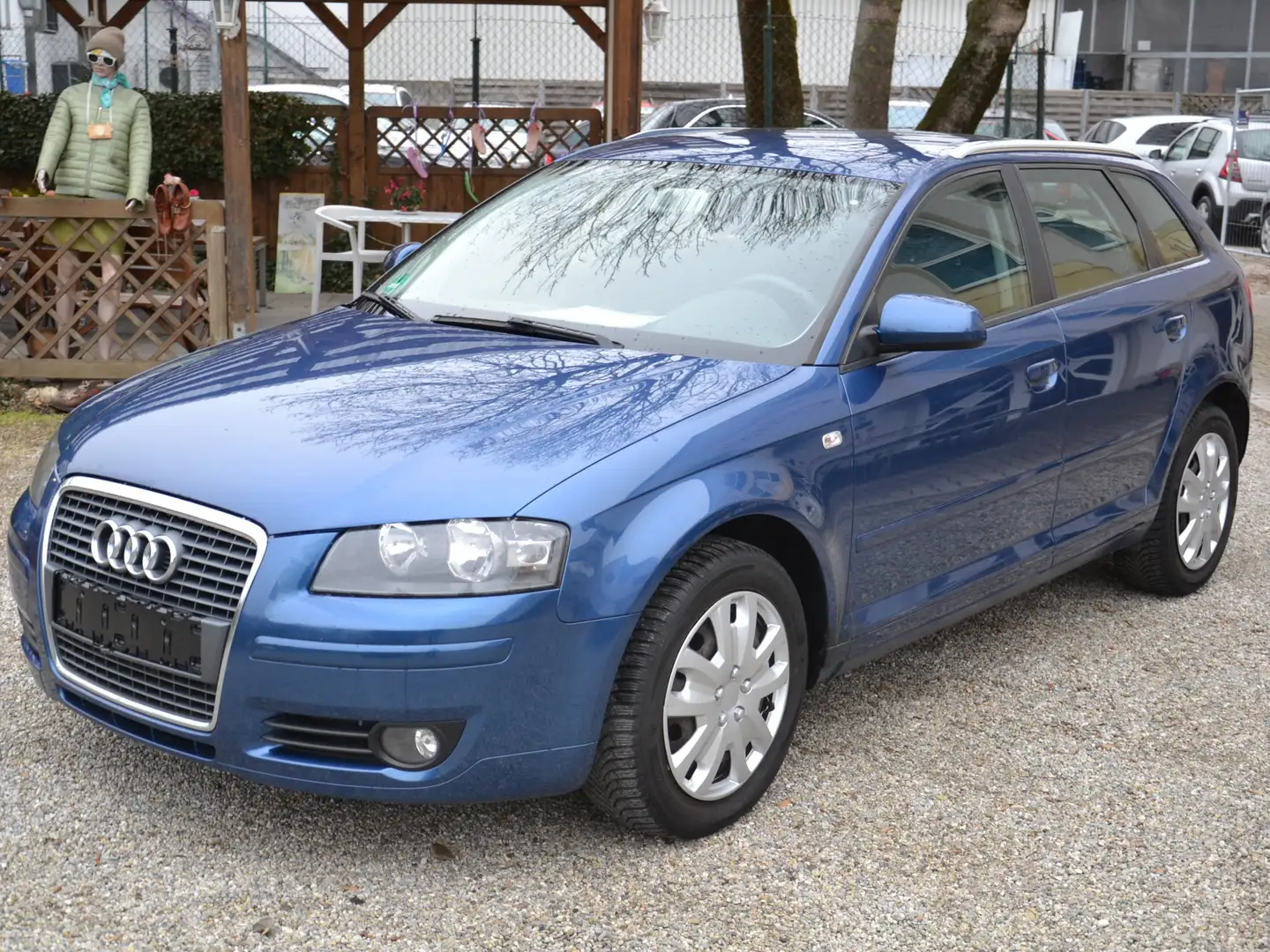 Audi A3 1.6 Attraction aus 2. Hand Guter Zustand 5.Tür. Blau - 2