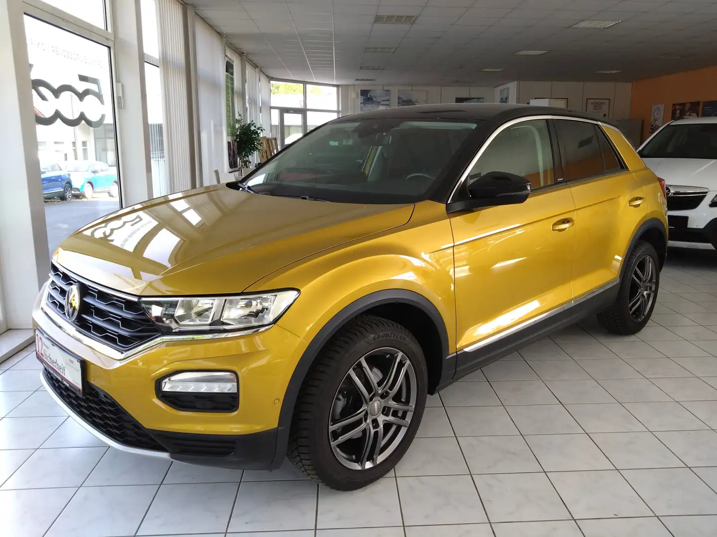 Volkswagen T-Roc 1.5 TSI ACT OPF DSG IQ.DRIVE Navi Sitzheizung Jaune - 1