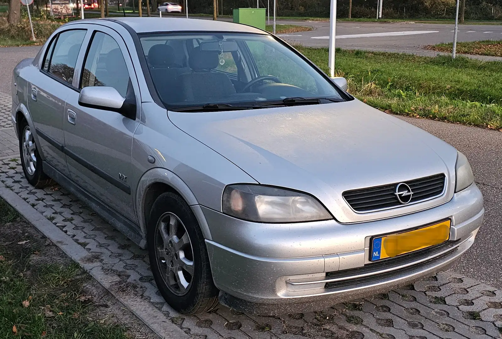 Opel Astra Astra 1.6-16V Njoy Grijs - 2