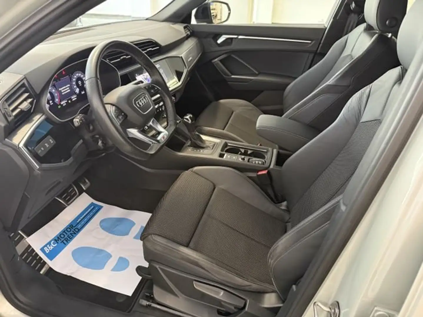 Audi Q3 Sportback 40 TFSI quattro Black line S tronic Gris - 2