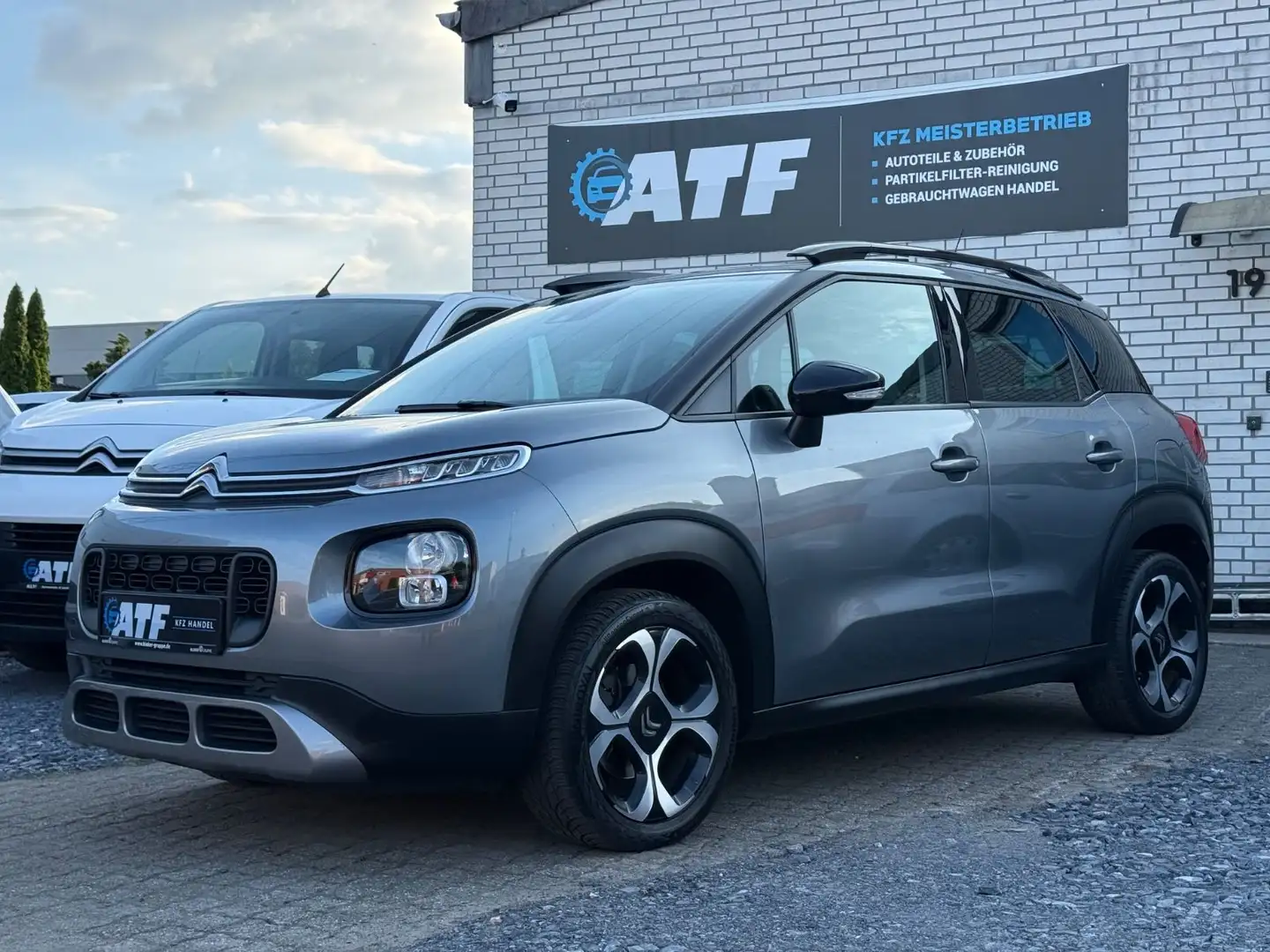 Citroen C3 Aircross Shine Automatik*Voll*Panorama* Grau - 2