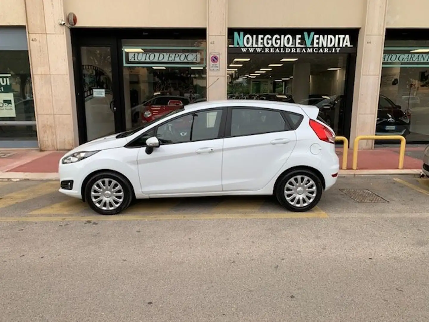 Ford Fiesta 5p 1.5 tdci Business 75cv E6 Blanc - 1