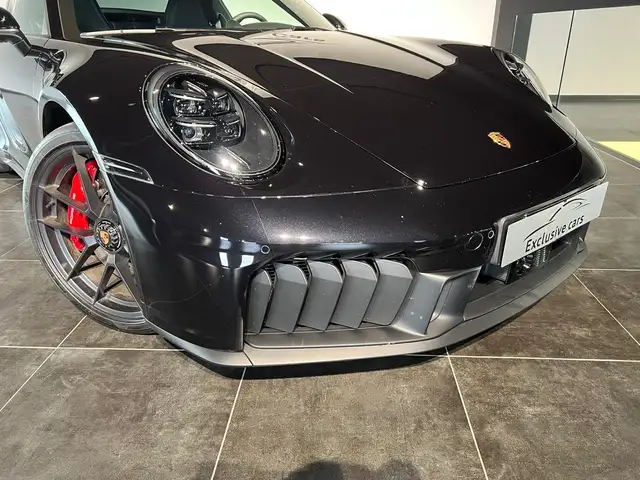 Porsche 911 view 6
