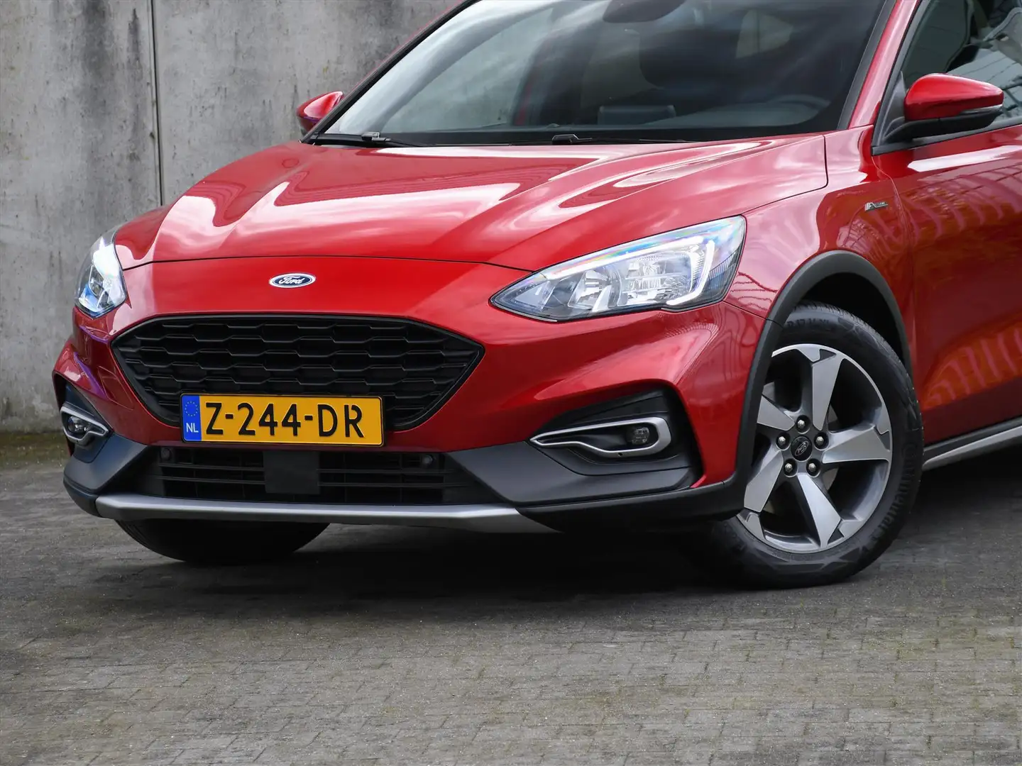Ford Focus Wagon Active X 1.0 EcoBoost 125pk Automaat WINTER Rood - 2