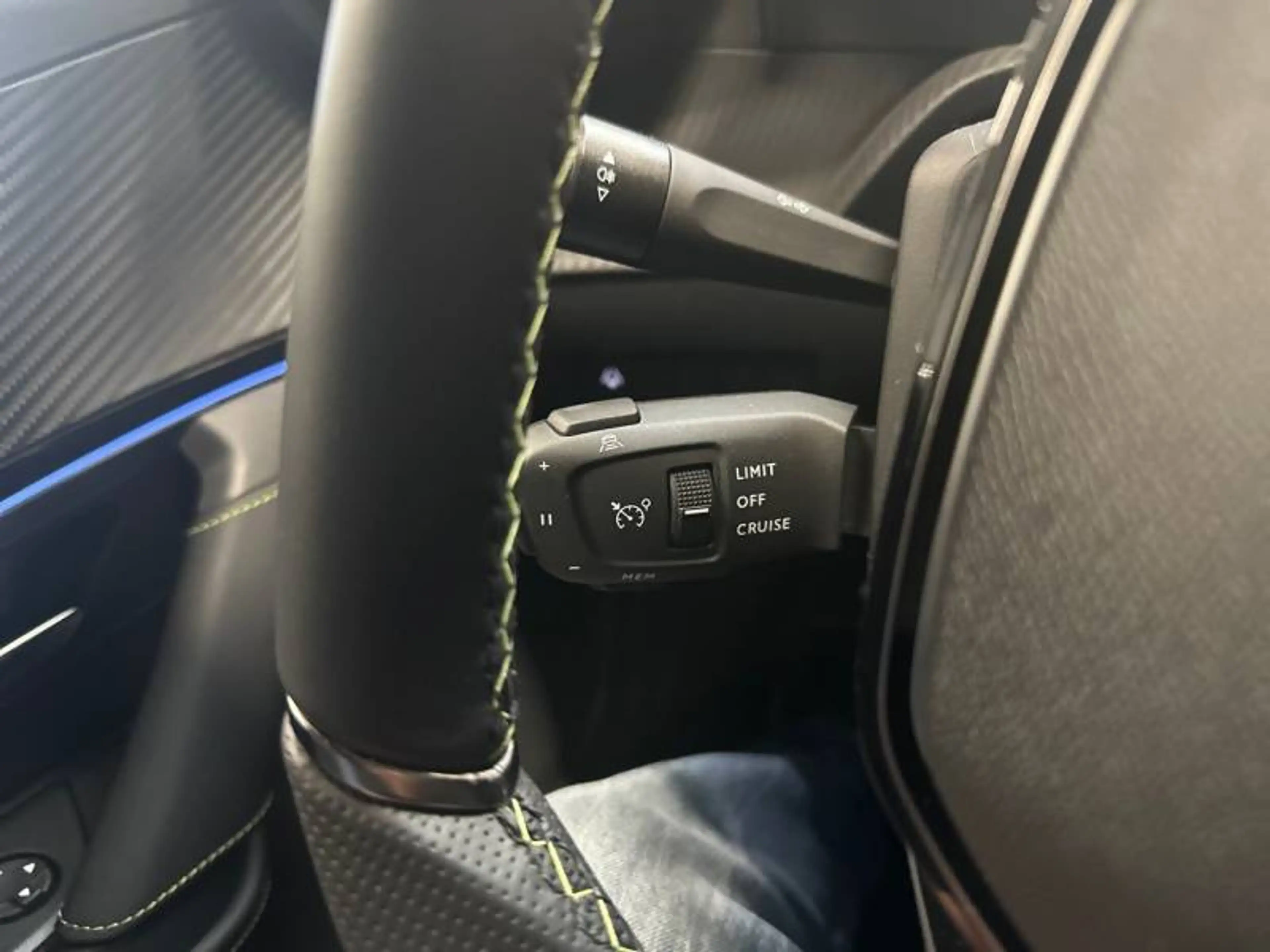 Peugeot 2008 2 1.2 HYBRID 145 e-DSC6 GT — photo 16