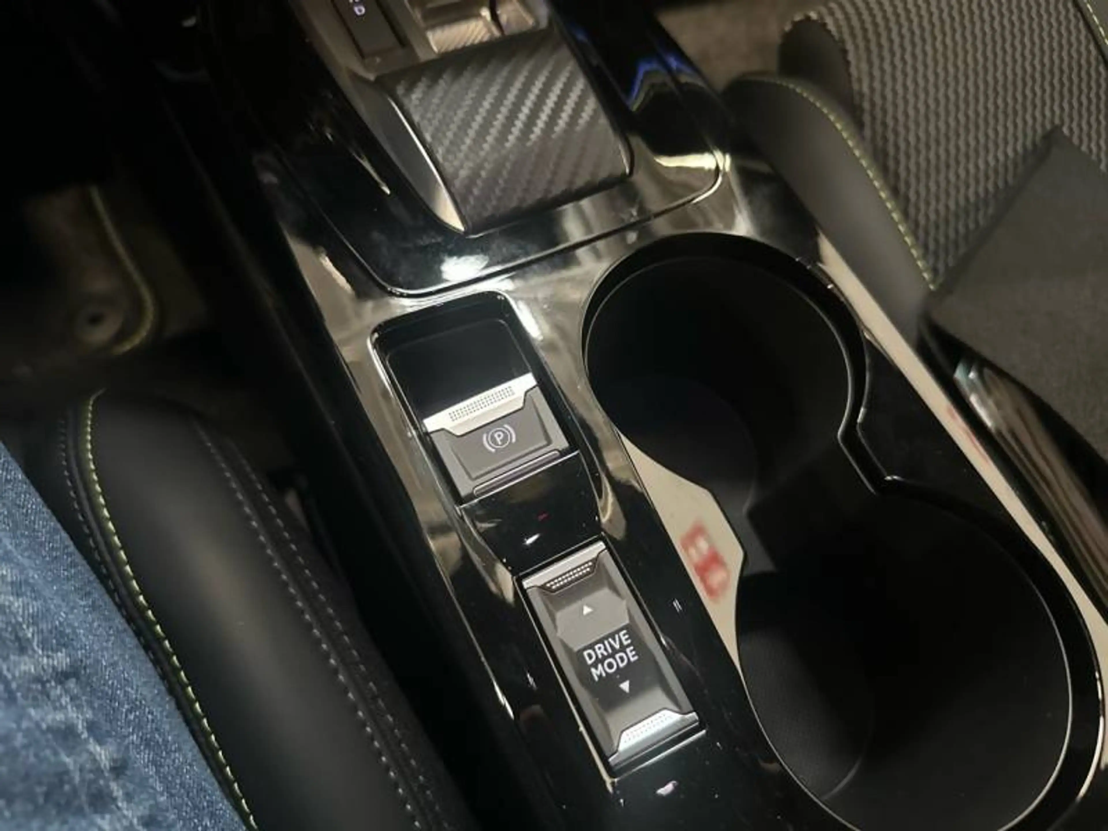 Peugeot 2008 2 1.2 HYBRID 145 e-DSC6 GT — photo 24