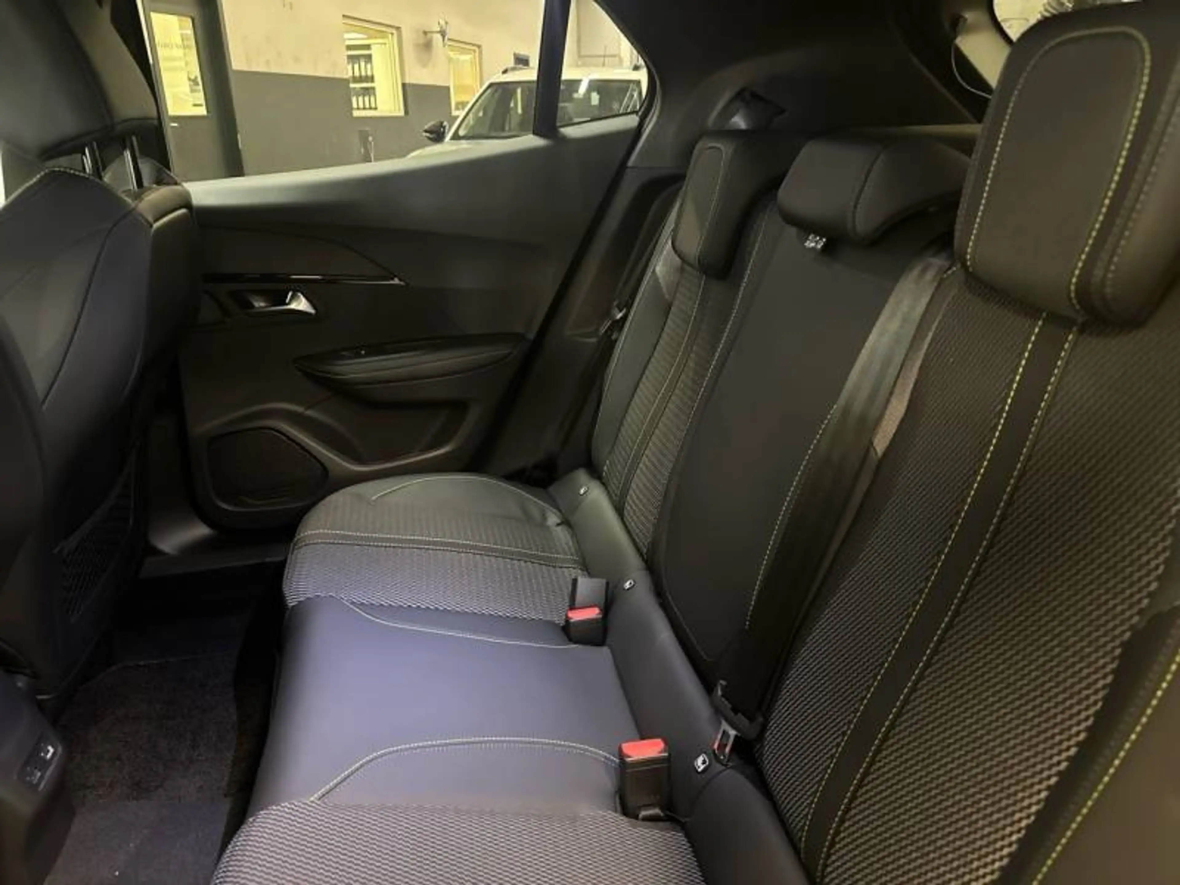 Peugeot 2008 2 1.2 HYBRID 145 e-DSC6 GT — photo 10