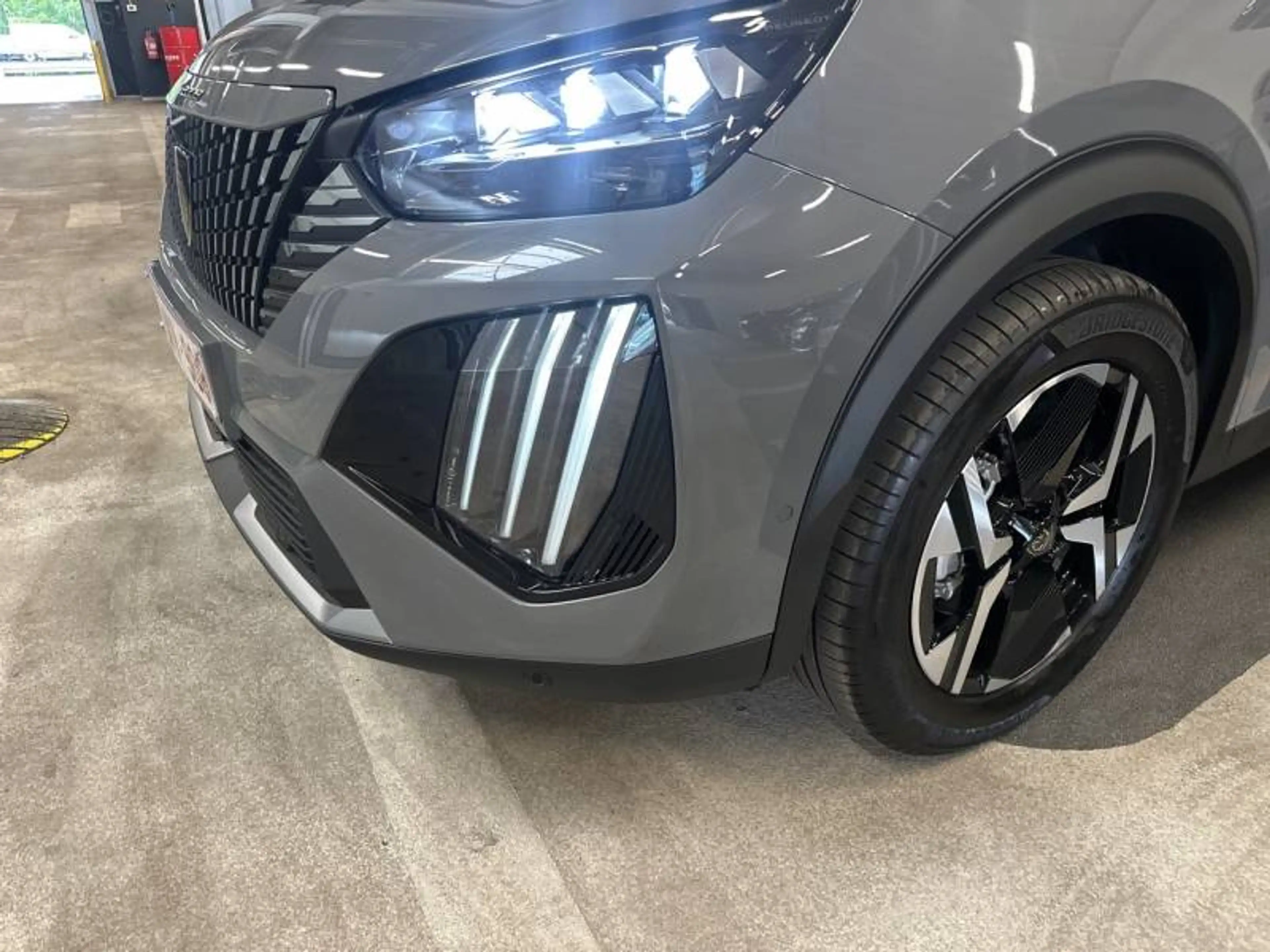 Peugeot 2008 2 1.2 HYBRID 145 e-DSC6 GT — photo 27