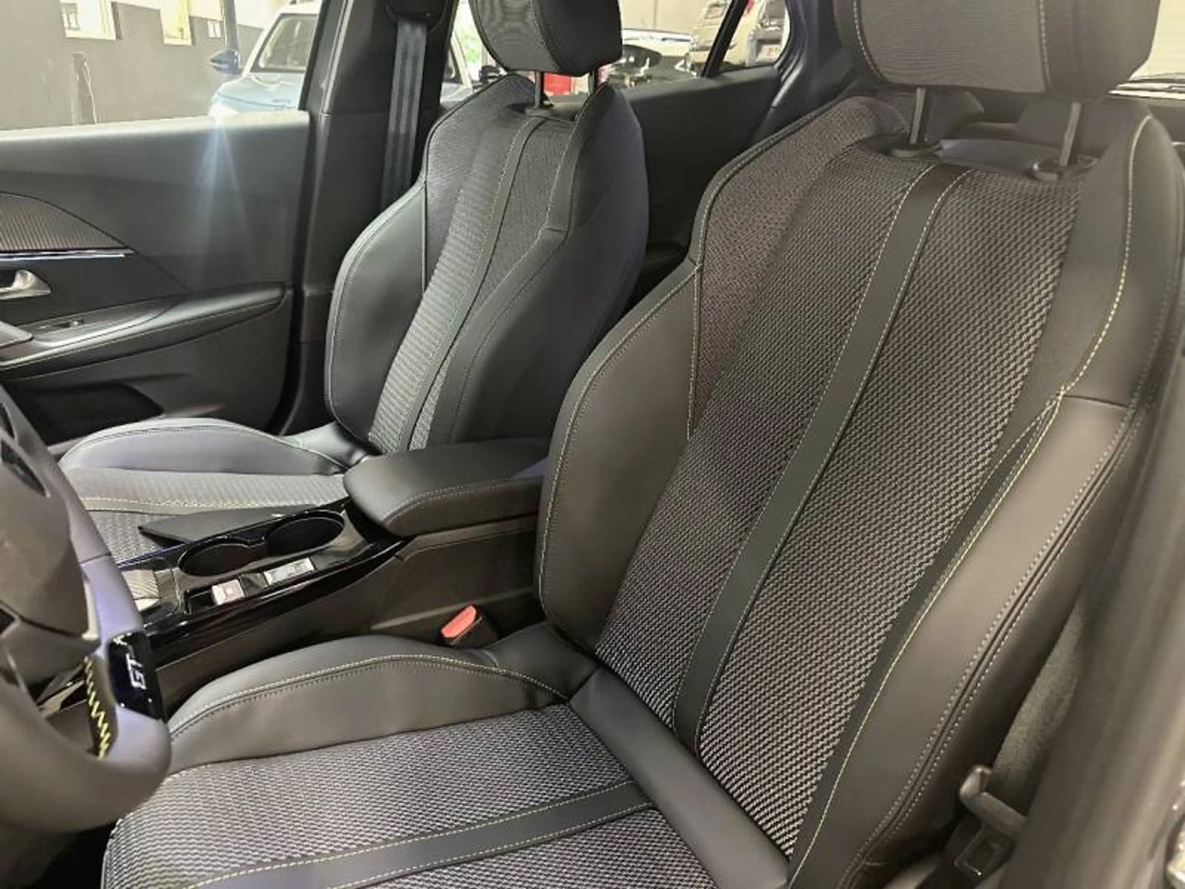 Peugeot 2008 2 1.2 HYBRID 145 e-DSC6 GT — photo 9