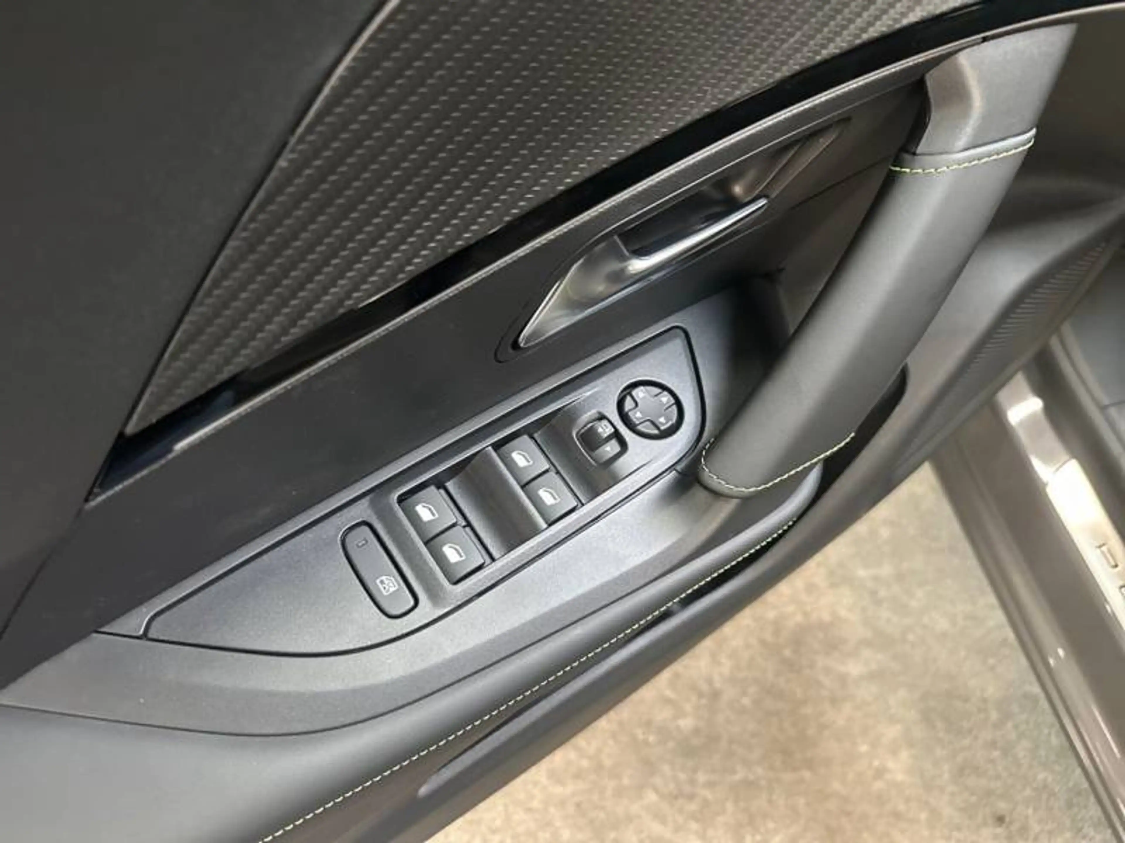 Peugeot 2008 2 1.2 HYBRID 145 e-DSC6 GT — photo 12