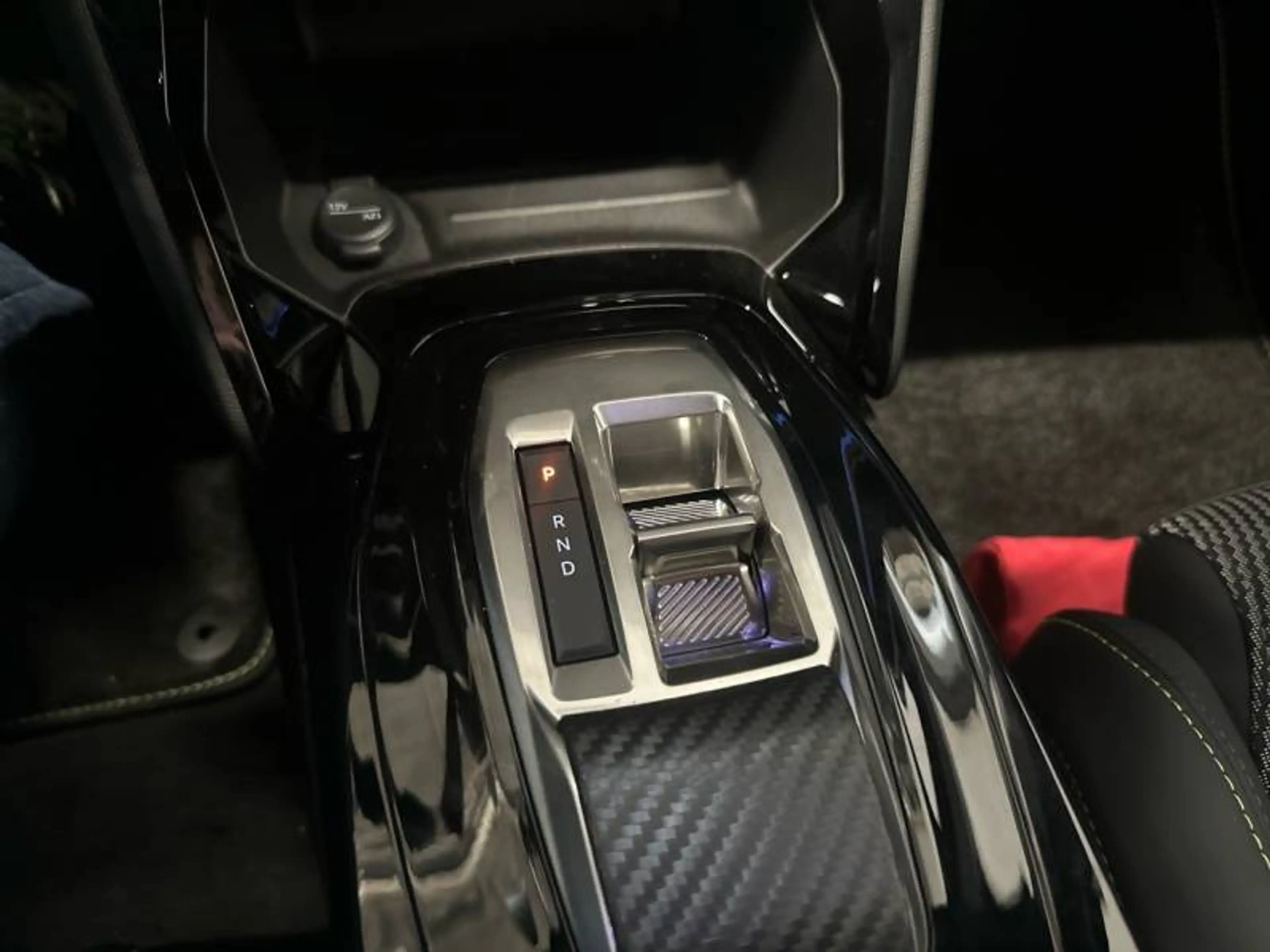 Peugeot 2008 2 1.2 HYBRID 145 e-DSC6 GT — photo 23