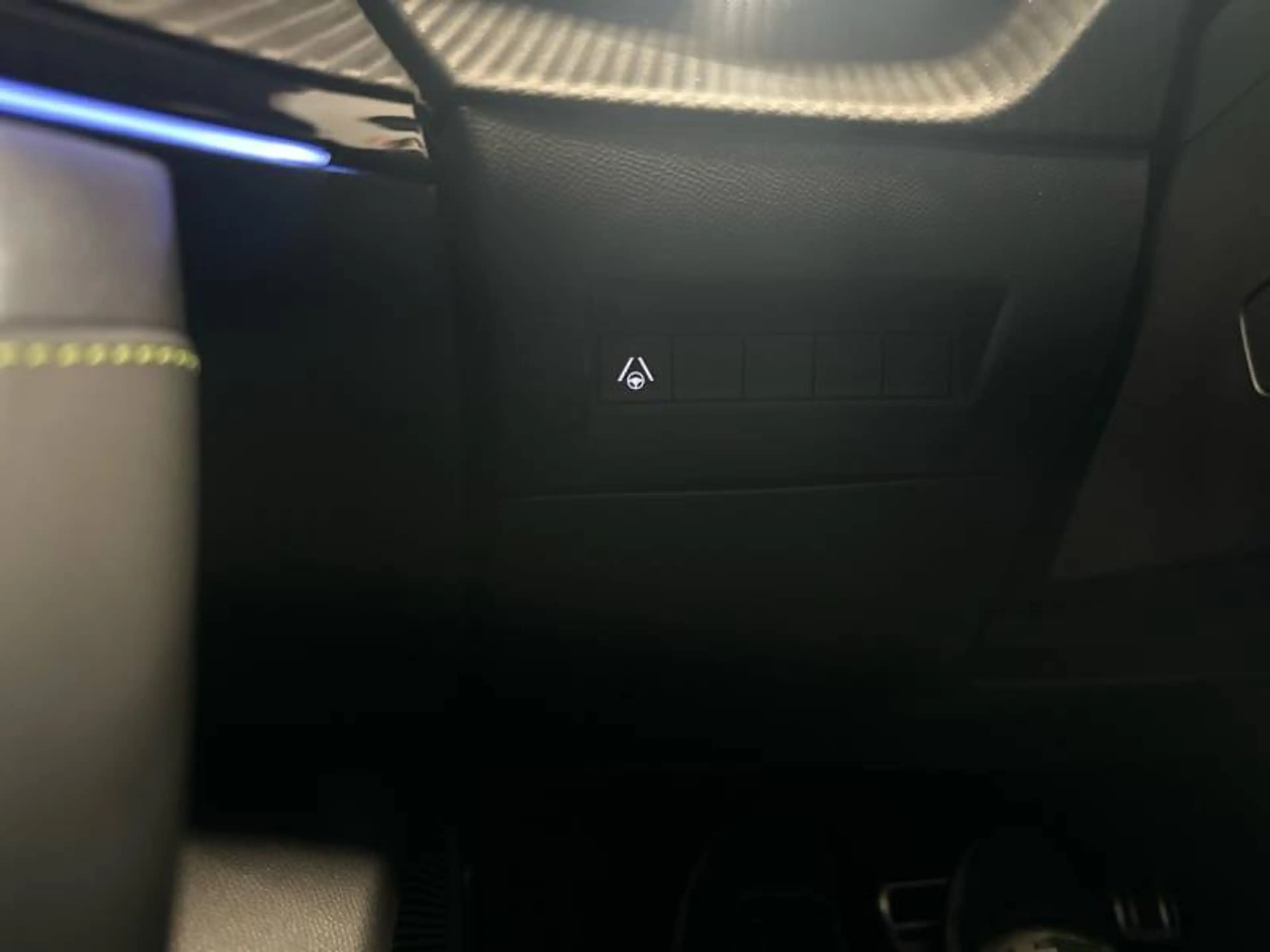 Peugeot 2008 2 1.2 HYBRID 145 e-DSC6 GT — photo 13