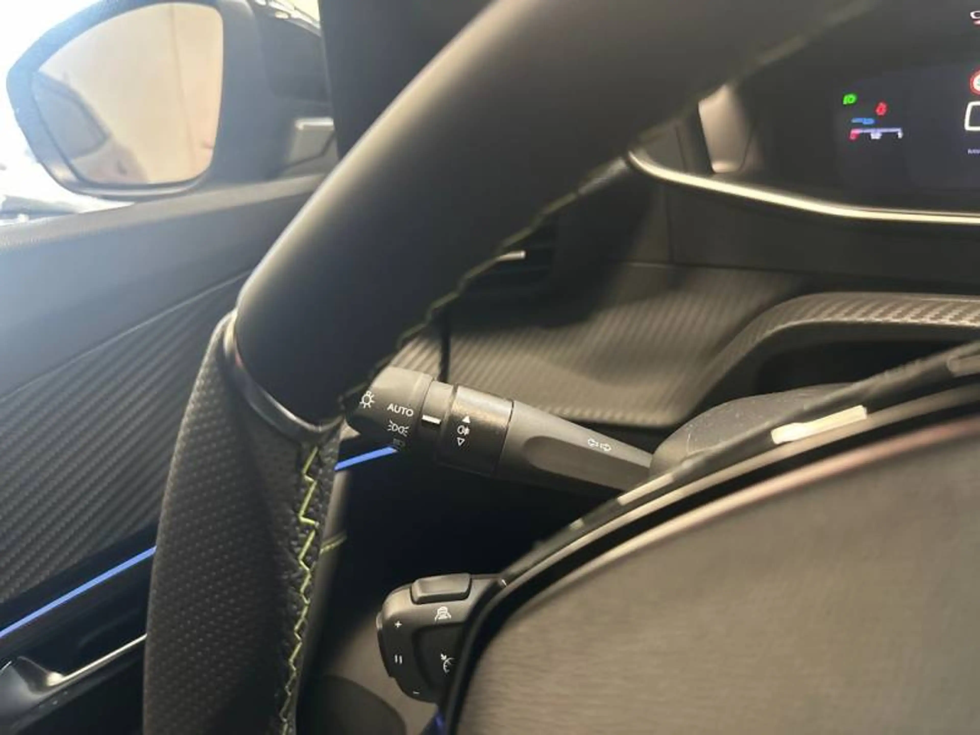 Peugeot 2008 2 1.2 HYBRID 145 e-DSC6 GT — photo 15