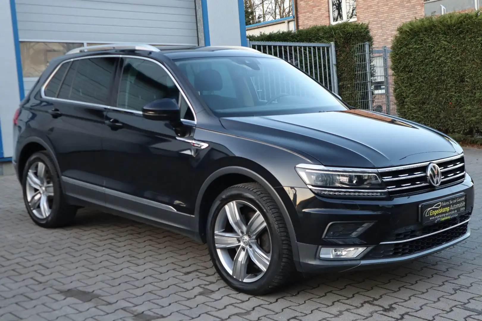 Volkswagen Tiguan Highline 2.0 TDI 4Motion/DSG/LED/AHK/NAVI Schwarz - 1