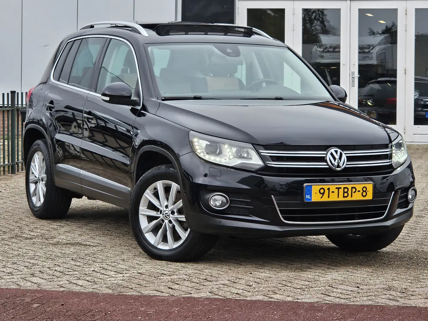 Volkswagen Tiguan 1.4 TSI 160PK Sport&Style PANORAMADAK|XENON LED|NA Zwart - 2
