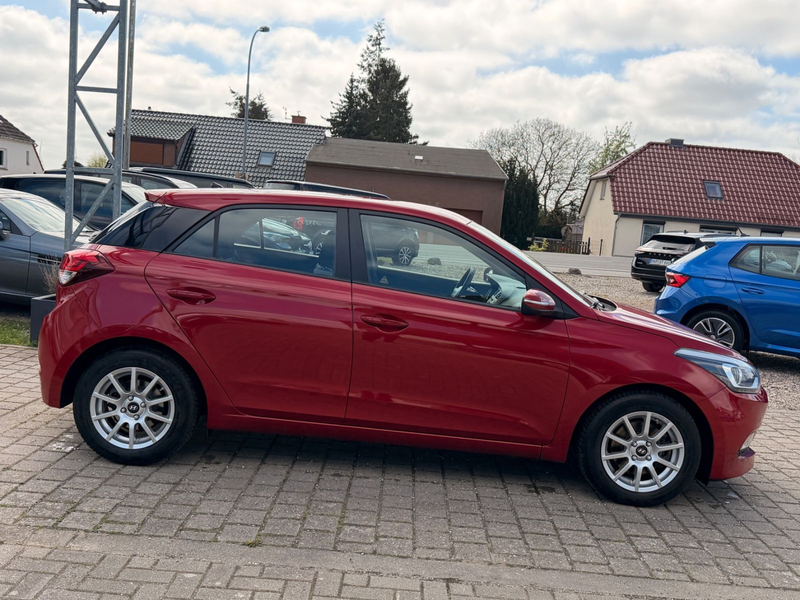 Hyundai i20 *KLIMA*4/5 TÜRER*ALLWETTERREIFEN* — photo 7