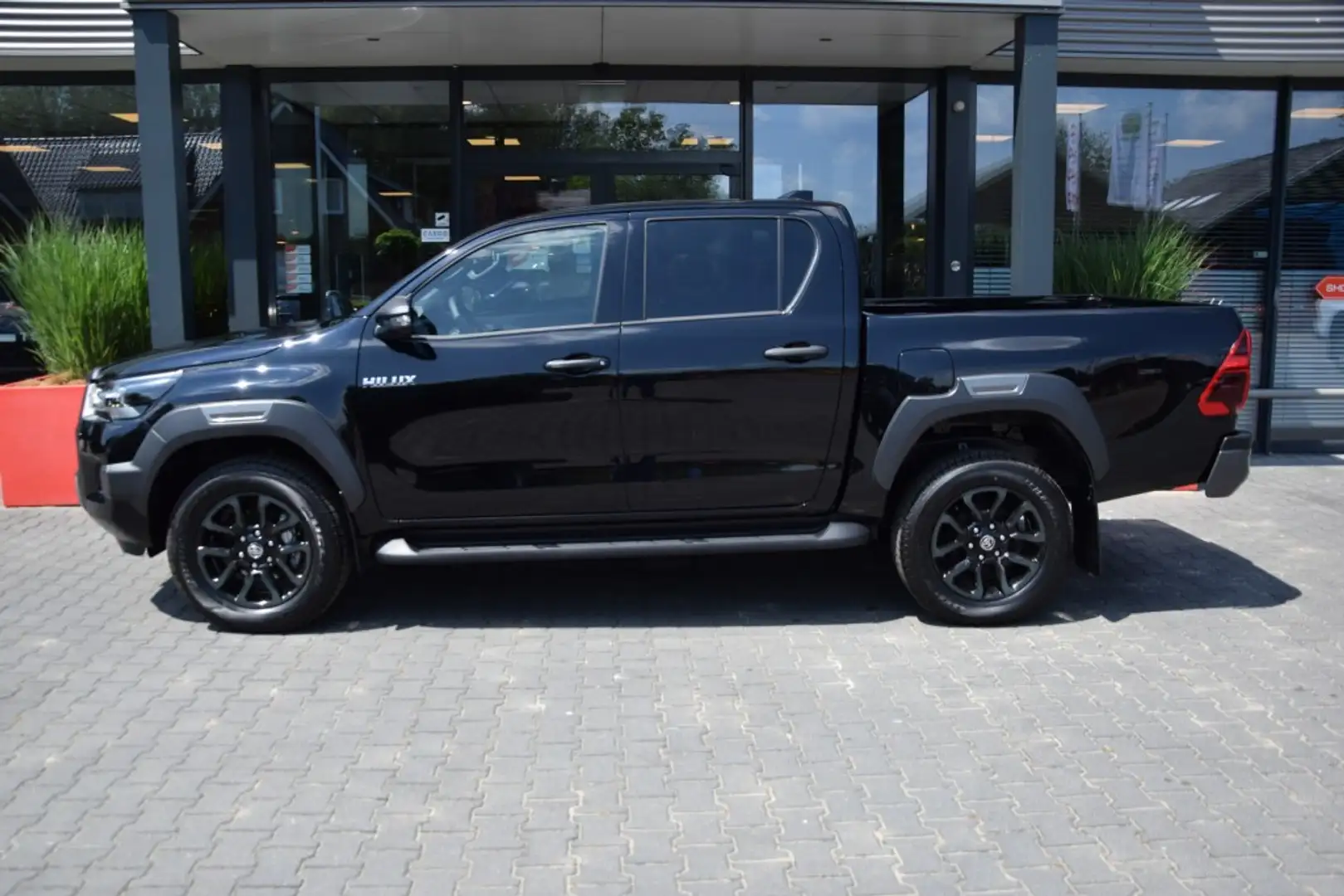 Toyota Hilux 2.8 D-4D DUBBEL CABIN INVINCIBLE A/T BE TREKKER 5 Zwart - 2