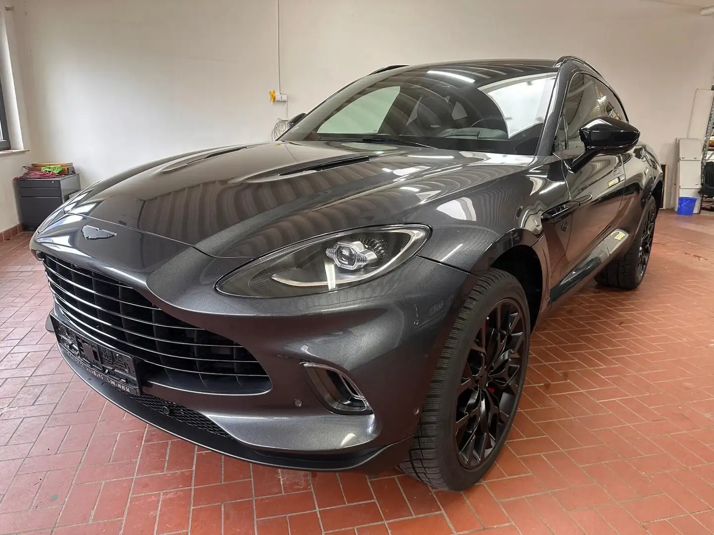 Aston Martin DBX 4.0 V8 Grau - 2