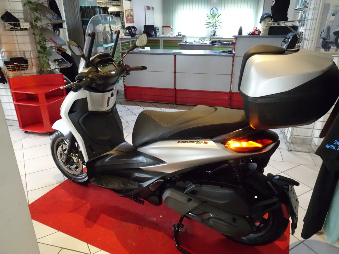 Piaggio Beverly 400 sport Silber - 2