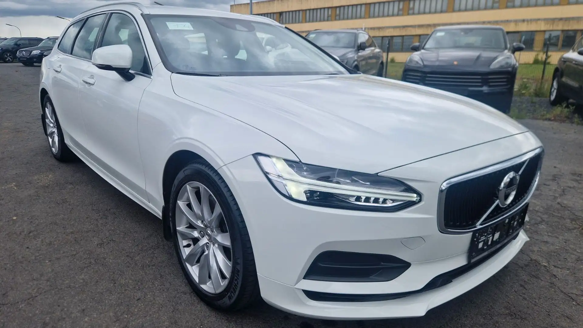 Volvo V90 Kombi Momentum Pro Pano Leder LED Kamera Blanc - 1
