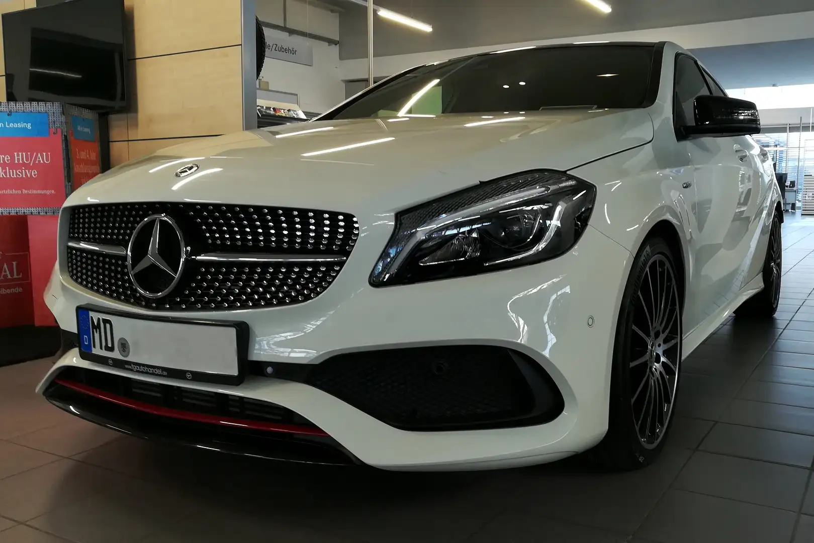 Mercedes-Benz A 250 A 250 AMG Sport 7G-DCT Autom. Pano 19Zoll 8fach Weiß - 2