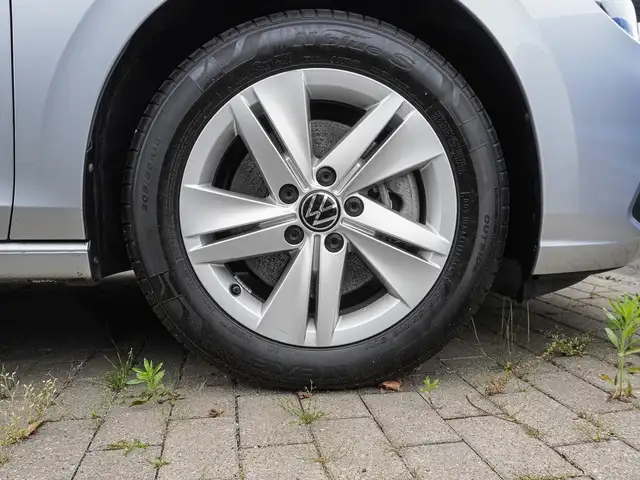 Volkswagen Golf view 6