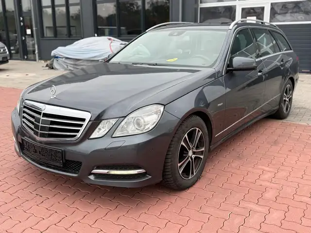 Mercedes-Benz E 300 V6 Avantgarde*Tempomat*PDC+Cam*Navi*AHK