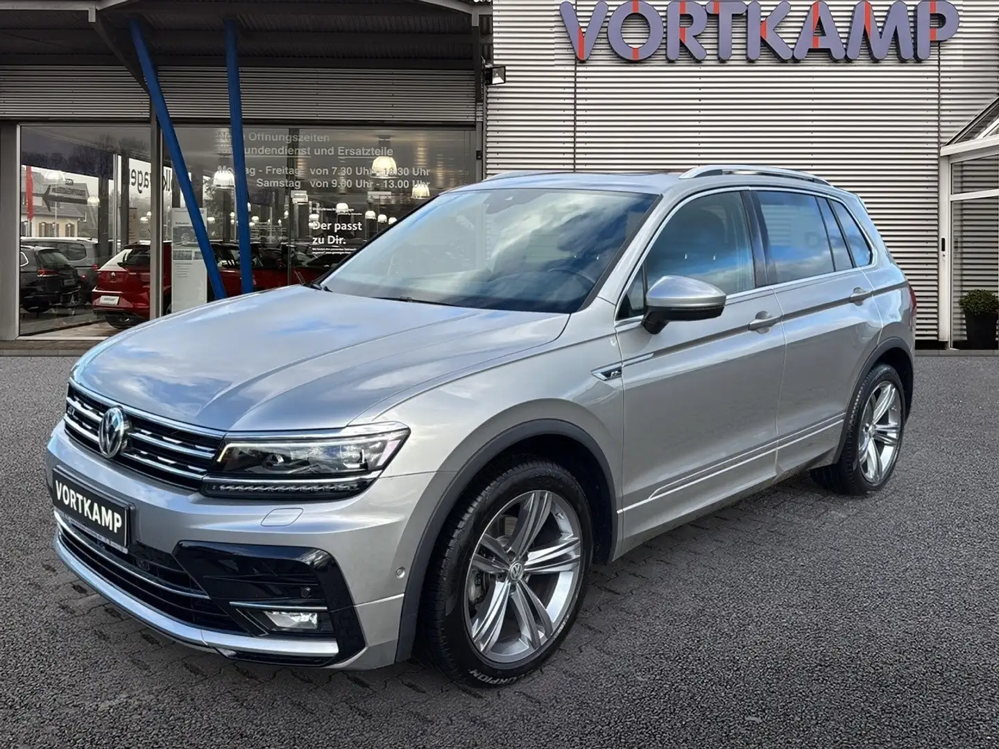 Volkswagen Tiguan Highline TDI DSG R-Line PANO STANDH AHK Silber - 2