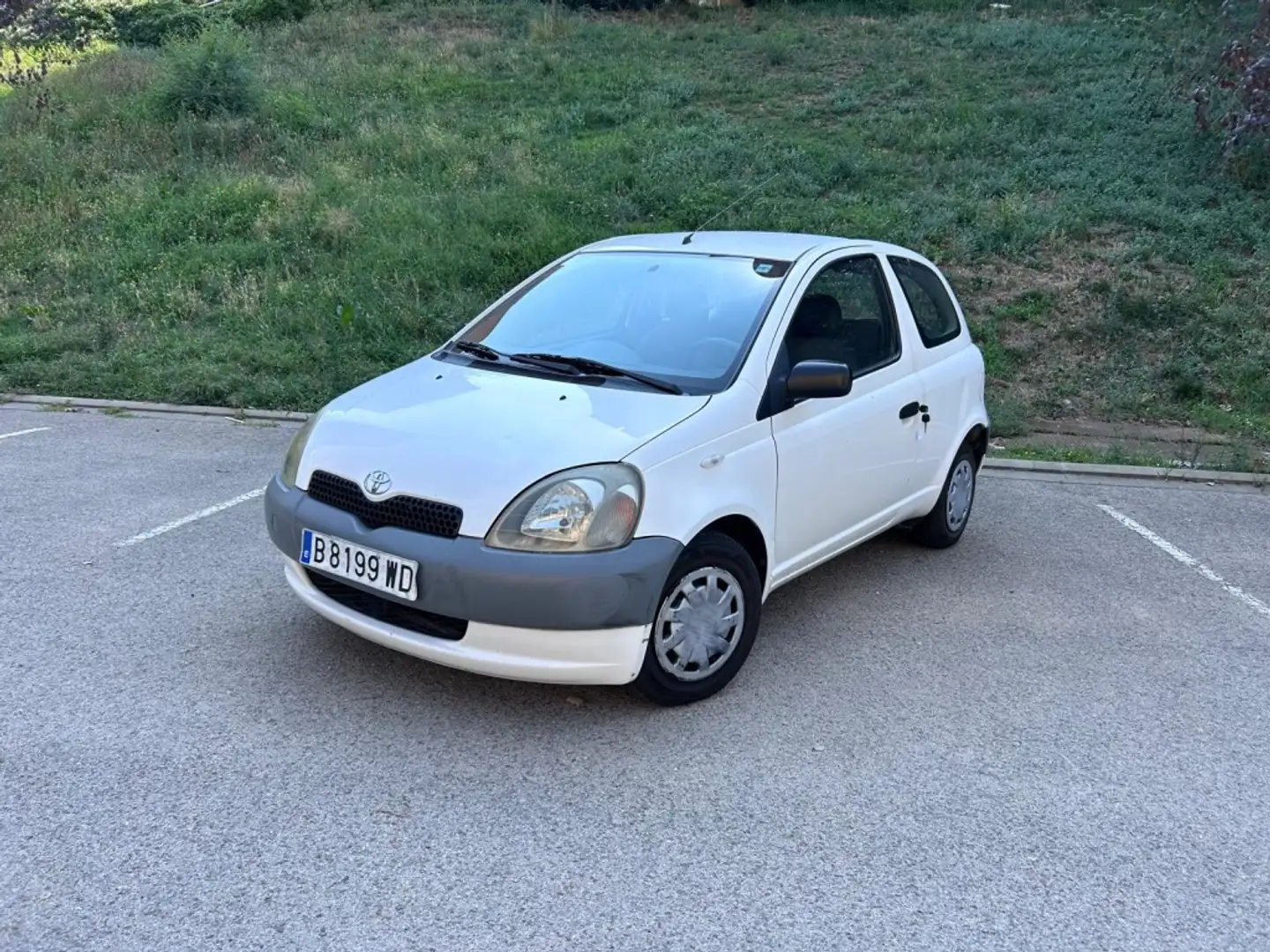Toyota Yaris 1.0 Luna Blanc - 1