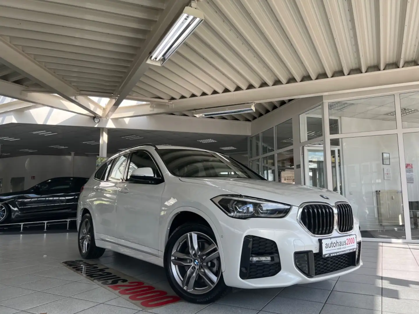 BMW X1 xDrive25e M Sportpaket AUT./LED/NAVI PLUS/HUD Weiß - 1